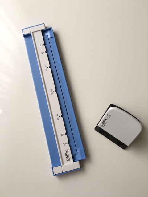 ルーズリーフ用穴あけパンチ